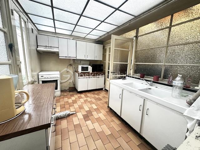 Maison - 240 m² - 10 pièces