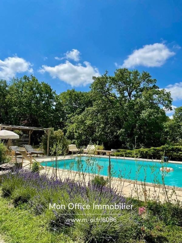 Maison - 230 m² - 8 pièces