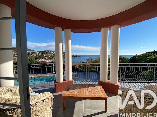 Maison - 219 m² - 7 pièces