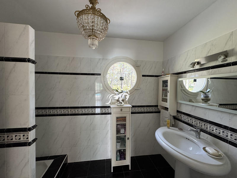 Villa - 208 m² - 9 pièces