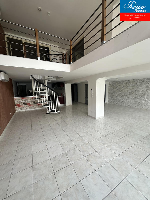 Loft - 176 m² - 5 pièces