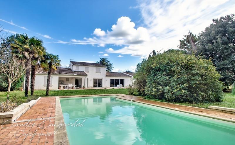 Propriété - 252 m² - 7 pièces