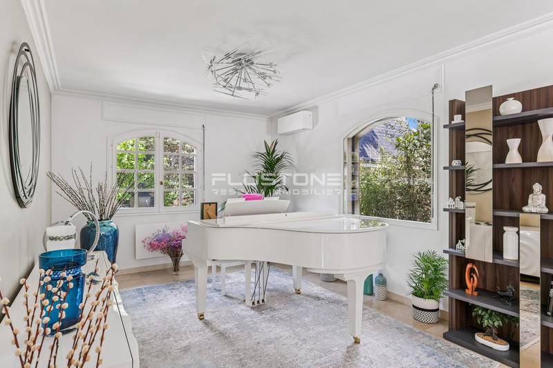 Maison - 240 m² - 8 pièces