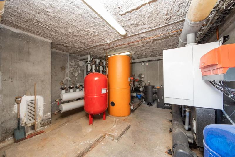 Maison - 3 706 m² - 13 pièces