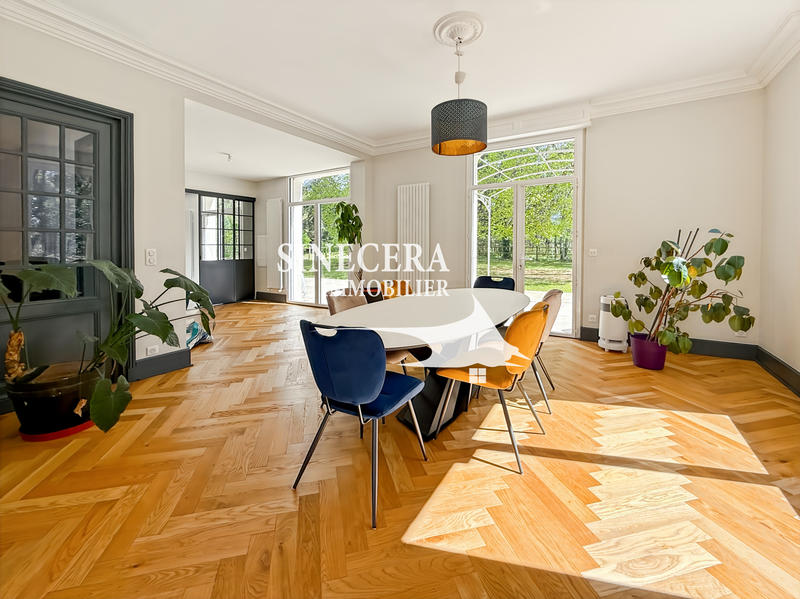 Propriété - 360 m² - 14 pièces