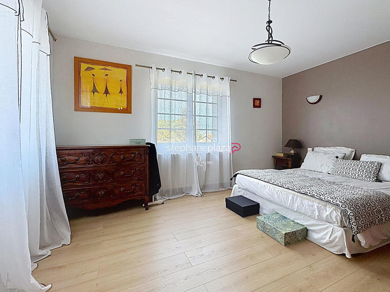 Maison - 180 m² - 8 pièces