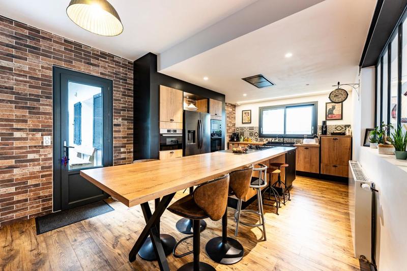 Maison - 302 m² - 7 pièces