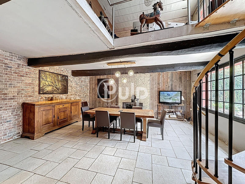 Demeure - 249 m² - 13 pièces