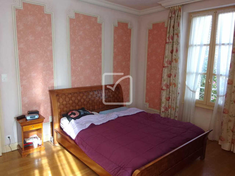 Maison - 250 m² - 8 pièces