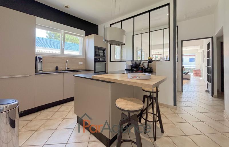 Maison - 220 m² - 8 pièces