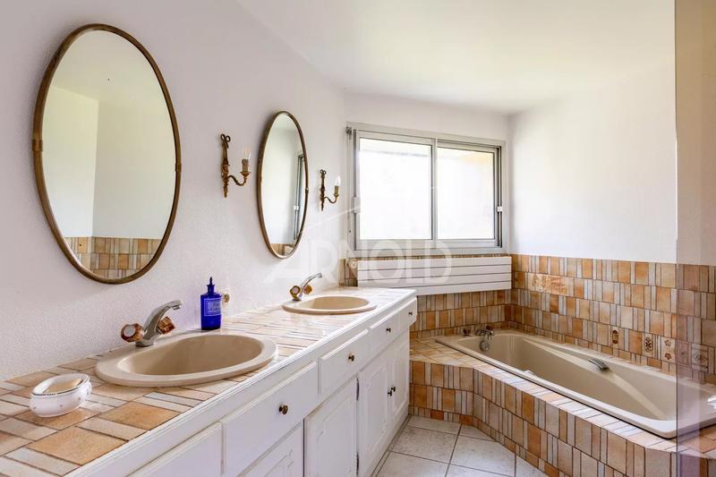 Maison - 182 m² - 9 pièces