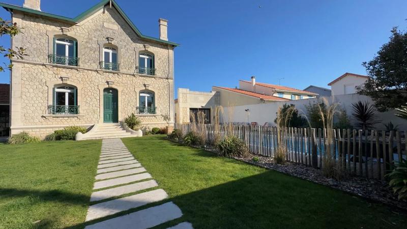 Propriété - 199 m² - 8 pièces