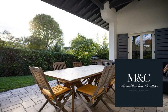 Maison traditionnelle - 223 m² - 7 pièces