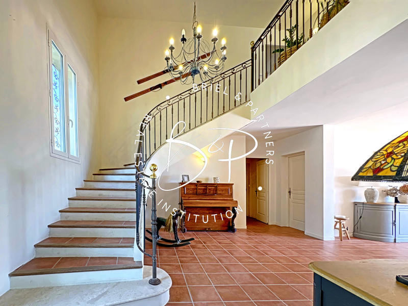 Maison - 267 m² - 8 pièces