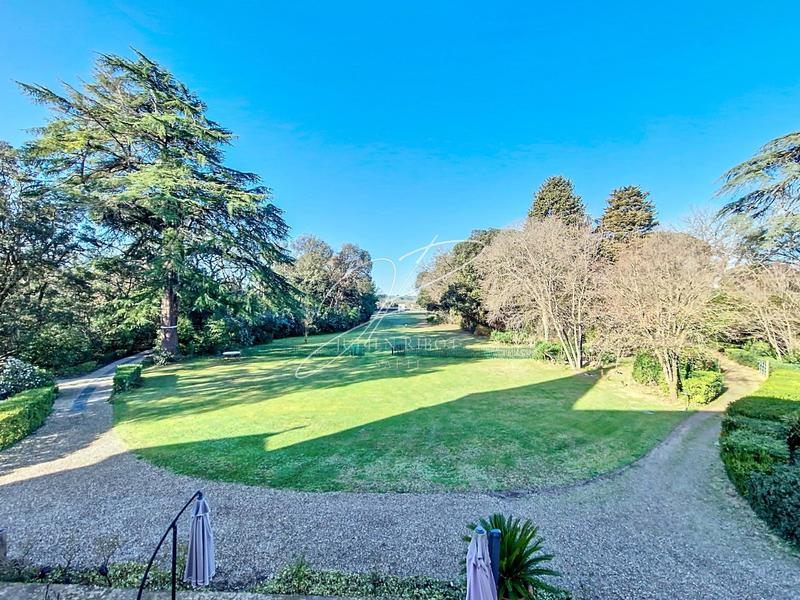 Château - 1 450 m² - 30 pièces