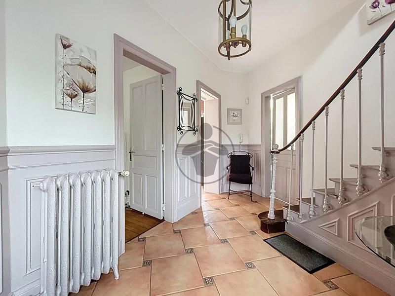 Maison - 237 m² - 9 pièces