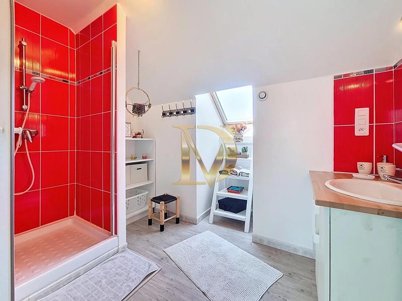 Maison - 230 m² - 8 pièces