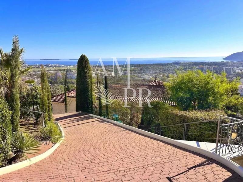 Villa - 319 m² - 5 pièces