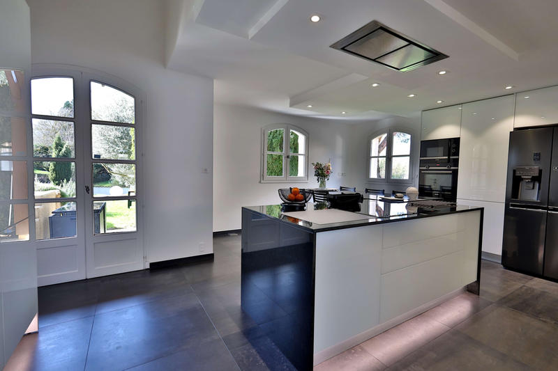 Maison - 278 m² - 8 pièces