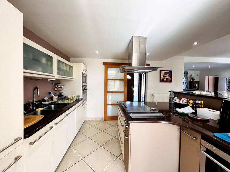 Maison - 205 m² - 9 pièces