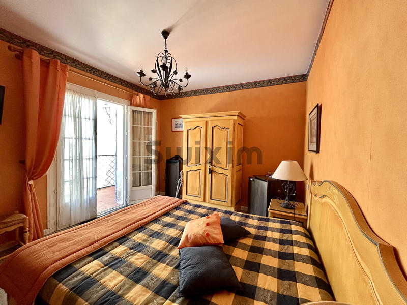 Propriété - 767 m² - 30 pièces