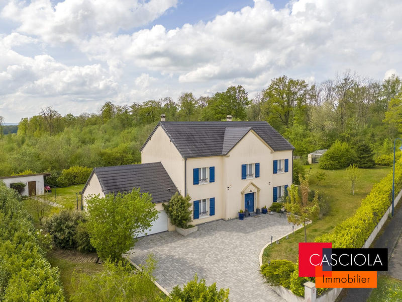 Maison - 212 m² - 9 pièces