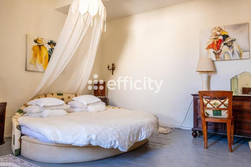 Maison - 277 m² - 12 pièces