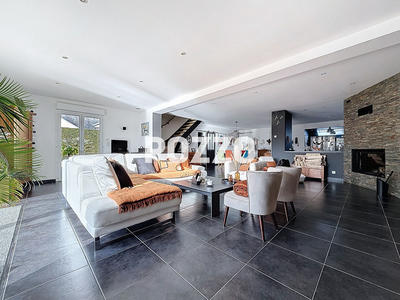 Maison - 230 m² - 7 pièces