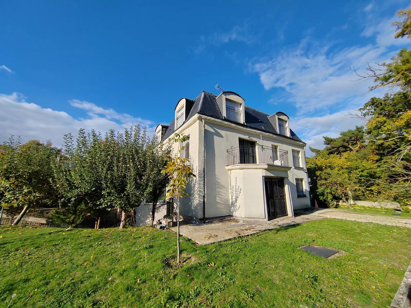 Maison - 300 m² - 16 pièces