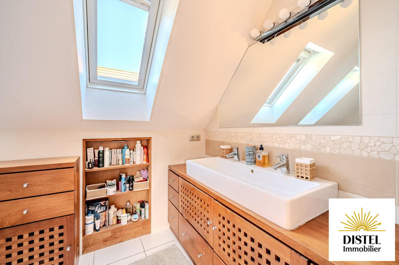 Maison - 241 m² - 8 pièces