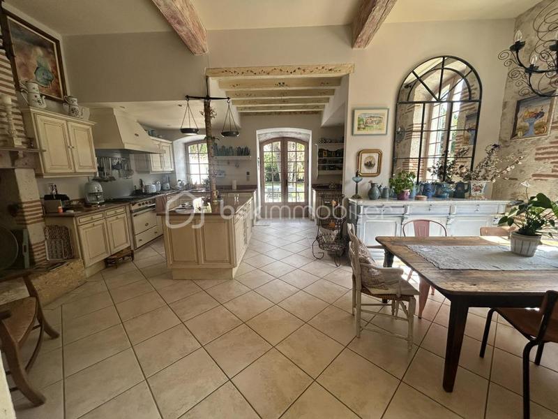 Propriété - 597 m² - 8 pièces