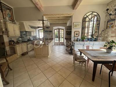 Propriété - 597 m² - 8 pièces