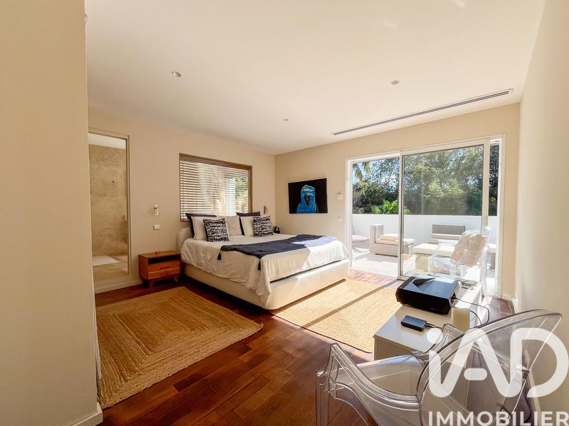 Maison - 250 m² - 7 pièces