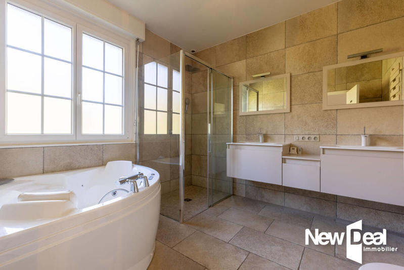 Maison - 230 m² - 7 pièces