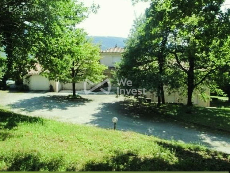 Maison traditionnelle - 340 m² - 11 pièces