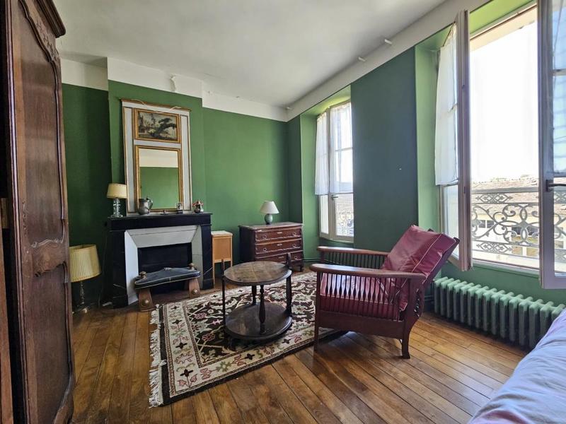 Maison - 243 m² - 9 pièces