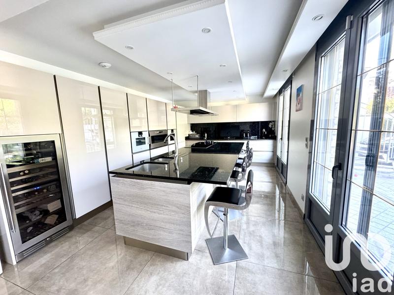 Maison - 327 m² - 11 pièces