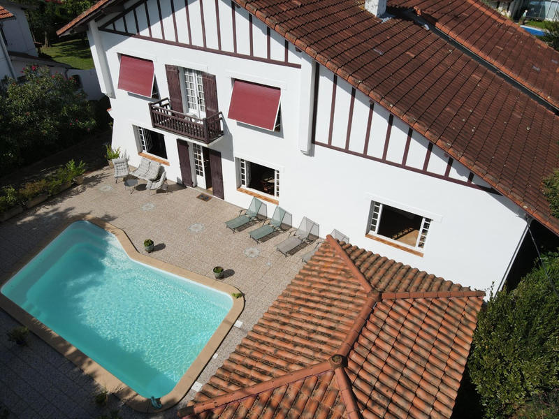Maison - 279 m² - 9 pièces