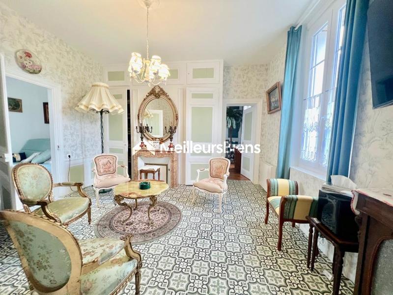 Maison - 247 m² - 8 pièces