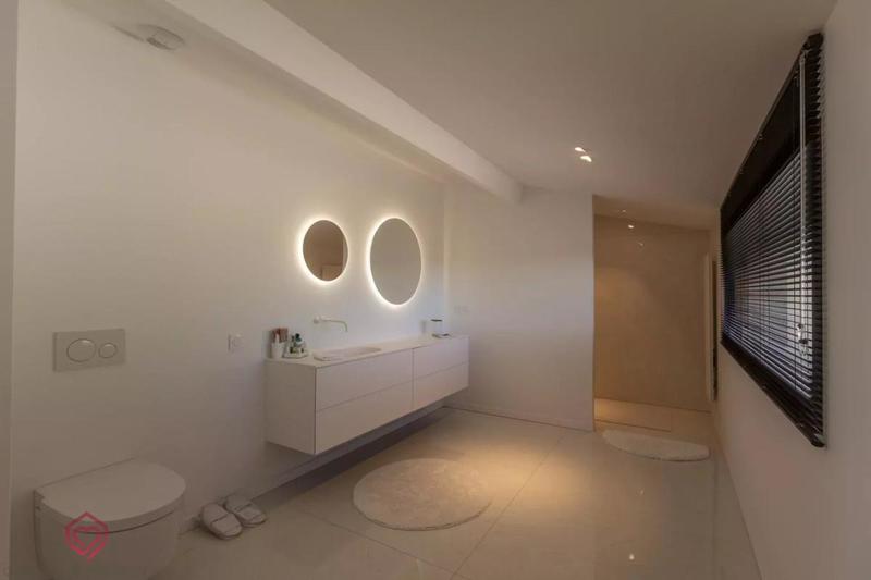 Maison - 233 m² - 5 pièces