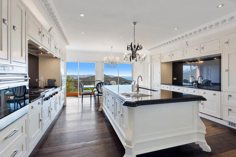 Villa - 596 m² - 13 pièces