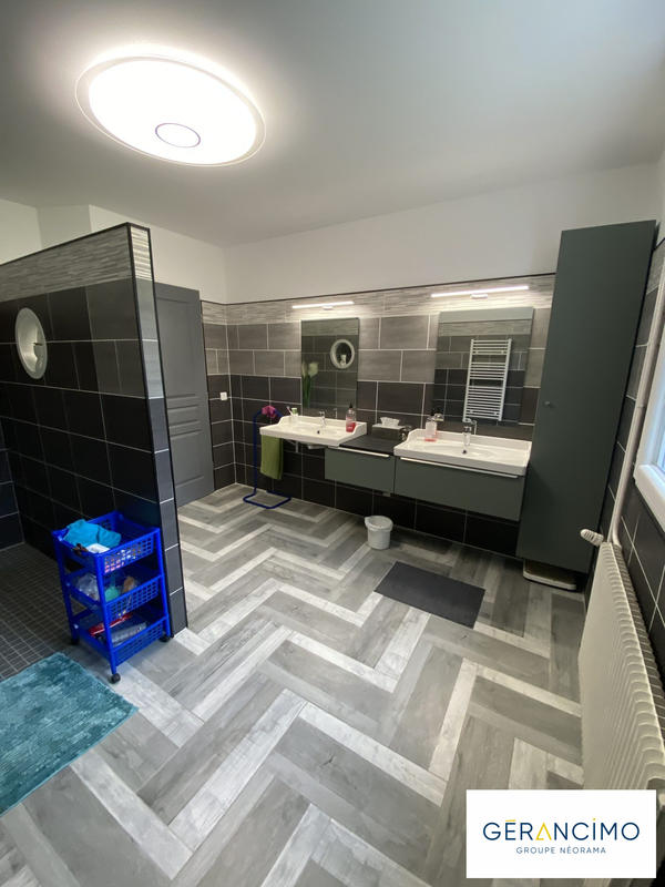 Maison - 216 m² - 8 pièces