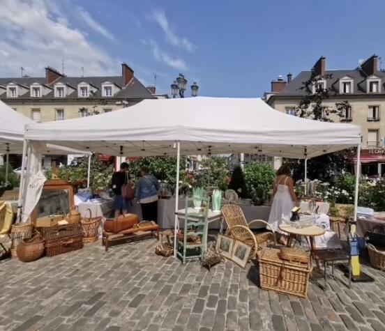 Marché mensuel d’antiquités de compiègne