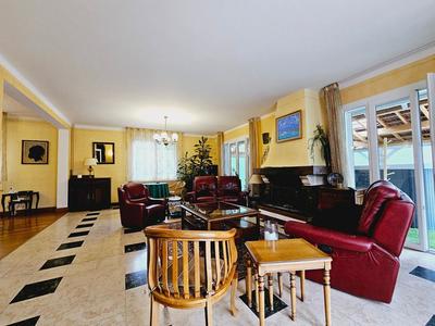 Maison - 229 m² - 9 pièces