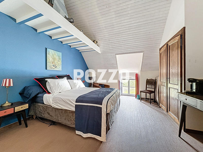 Maison - 220 m² - 8 pièces