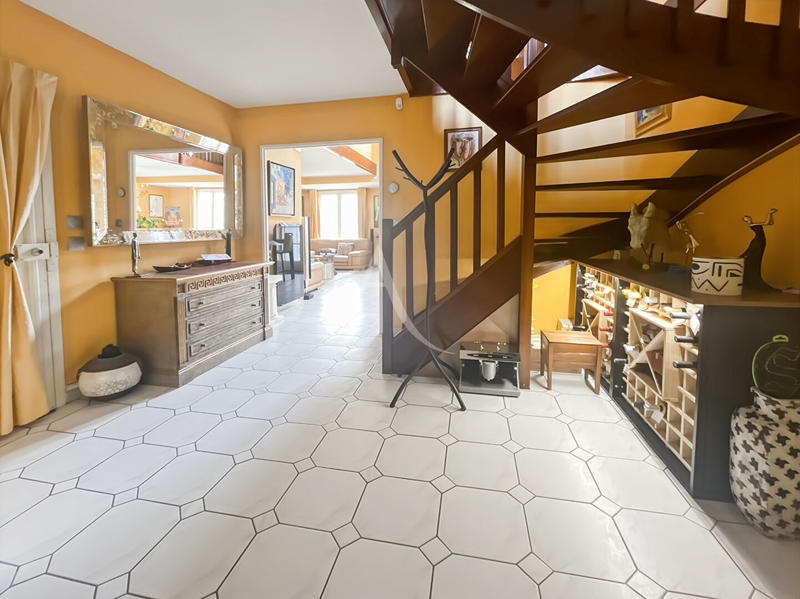 Maison - 214 m² - 7 pièces