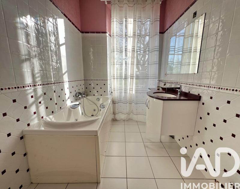 Maison - 263 m² - 9 pièces