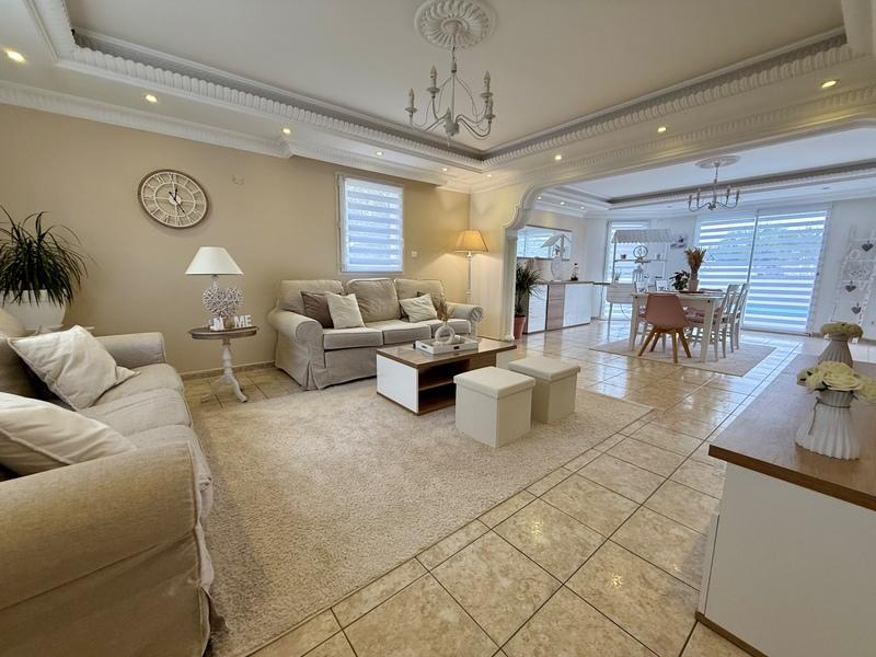 Maison - 180 m² - 9 pièces