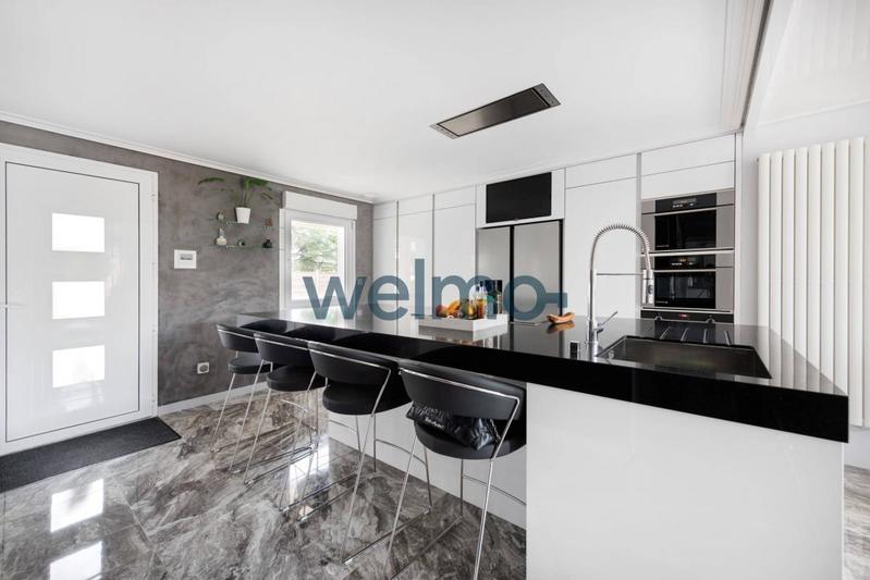 Maison - 300 m² - 14 pièces