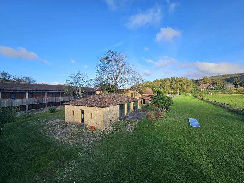 Maison - 2 135 m² - 52 pièces